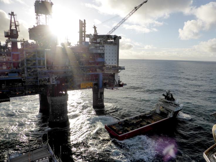 Nafta je pomemben vir gospodarstva na Norveškem, ki omogoča visok življenjski standard in tudi hitrejši prehod na elektromobilnost. | Foto: Reuters
