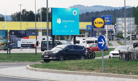 Mreža velikanov TSmedie bogatejša za nov zaslon v Postojni