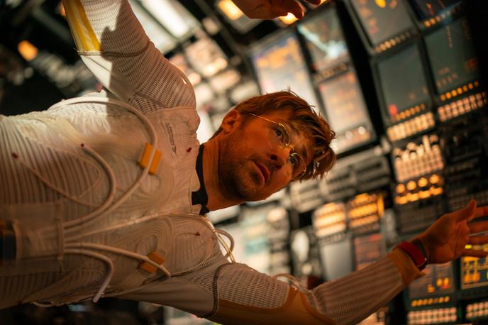 Projekt zadnje upanje | Ryan Gosling po filmu Prvi človek že drugič upodobi astronavta. Takrat je v eni svojih bolj resnih vlog igral Neila Armstronga, tukaj pa je Ryland Grace, učitelj in znanstvenik, ki mora rešiti svet. | Foto Jučer