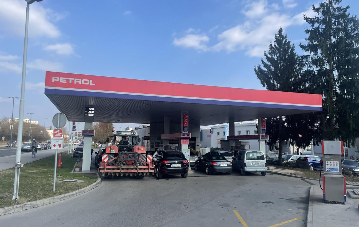 gorivo dizel bencin črpalka | V najvišji dovoljeni veleprodajni ceni goriv je že vključen davek na dodano vrednost (DDV). | Foto Gregor Pavšič