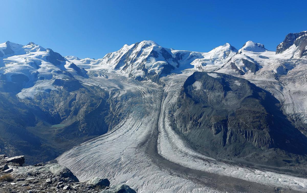 Zermatt | Zaradi visokih temperatur in pomanjkanja snega na ledeniku so pri Mednarodni smučarski zvezi odpovedali tudi uvodna smuka za ženske. Že pred dnevi je podobna usoda doletela tudi smukače. | Foto Guliverimage
