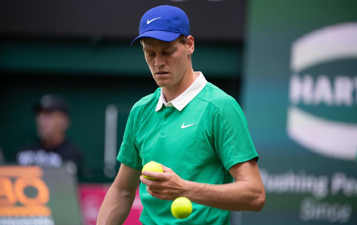 Jannik Sinner | Jannik Sinner je presenetljivo hitro izpadel na turnirju v Halleju. | Foto Guliverimage