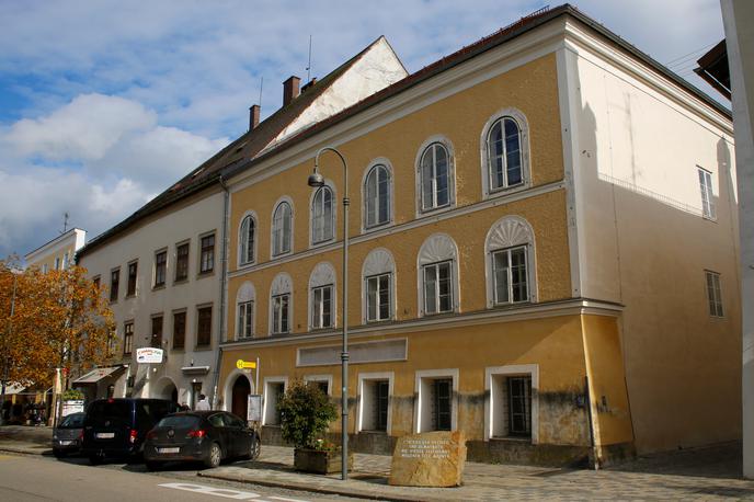 Hitlerjeva rojstna hiša | Avstrija je leta 2016 razlastila lastnico Hitlerjeve rojstne hiše. Ta je pred sodiščem nato zahtevala višjo odškodnino. | Foto Reuters