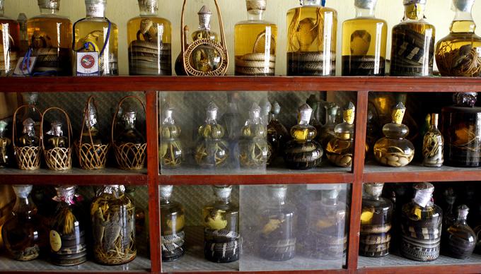 Finančna uprava se srečuje tudi s primeri nezakonitega uvoza kač v kozarcih z alkoholom (slika je simbolična). | Foto: Reuters
