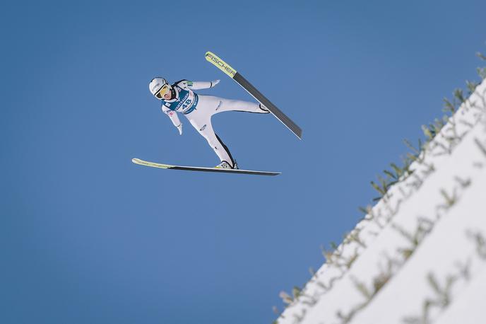 Ema Klinec | Zgodovinski dres Eme Klinec, v katerem je kot prva ženska na uradni tekmi preletela 200 metrov, je na dražbi. | Foto Sportida