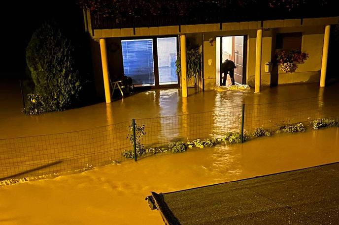 Žalec, poplave | Žalsko občino je četrtkovo močno deževje precej prizadelo. Potok Ložnica je prestopil bregove in poplavil več objektov. Najhuje je bilo v krajevni skupnosti Drešinja vas, kjer je zalilo osem hiš.  | Foto Ines Šalamun/Neurje.si