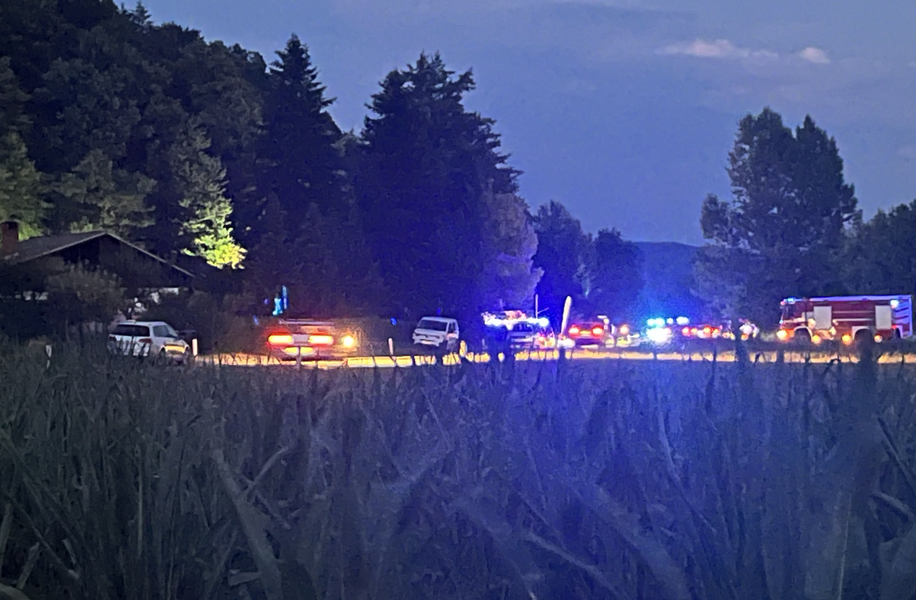 Obsežen požar pri Ljubljani: evakuirali stanovalce, požar omejili #foto