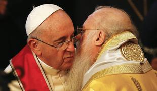 Papež v Turčiji za spravo s pravoslavnimi in za dialog z islamom