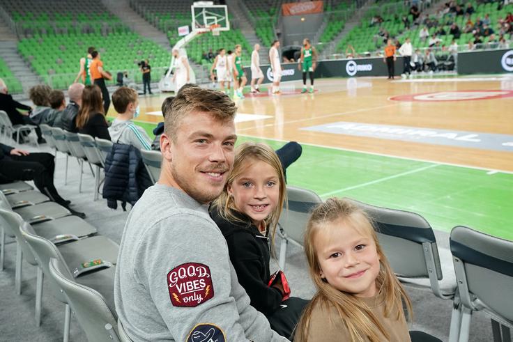 Nejc Vidmar Z družinskimi člani zelo rad spremlja tudi košarkarske tekme Olimpije. | Foto: Aleš Fevžer