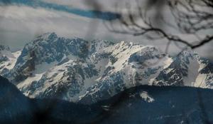 Pod plazom v švicarskih Alpah umrli štirje smučarji