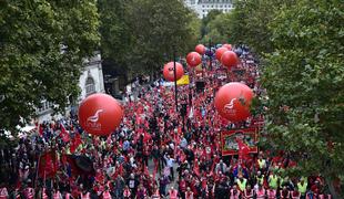 V Veliki Britaniji tisoči na protestnih shodih za zvišanje plač