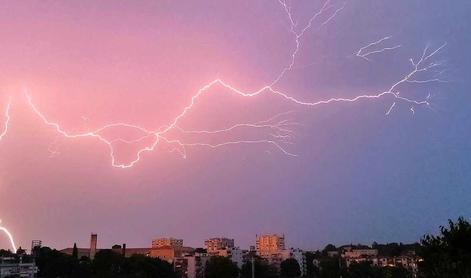 Hrvaška Istra pod vodo in s sunkovitimi udari strel