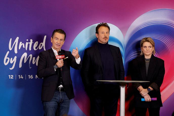 Evrovizija, Eurovision, Evrosong, Dunaj, organizatorji | "35 je odlična številka – in morda si bo še kdo premislil," je Weissmann (levo) po ponedeljkovi objavi seznama udeležencev 70. tekmovanja za pesem Evrovizije pred mediji izrazil optimizem v zvezi s Španijo, Irsko, Nizozemsko, Slovenijo in Islandijo, ki so napovedale bojkot. | Foto Reuters