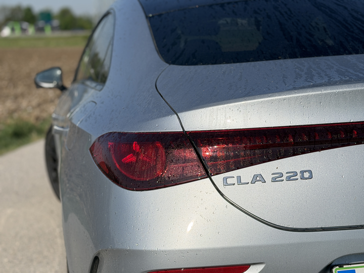 CLA 220 je najzmogljivejša različica hibridnega CLA - bencinski motor ima 140 kilovatov. | Foto: Gregor Pavšič