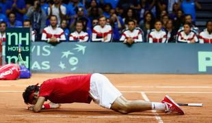 Roger Federer padel na kolena in se zjokal