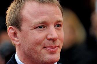 Guy Ritchie naj bi režiral film o kralju Arturju