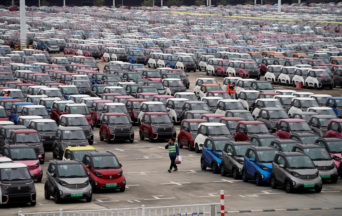 električni avtomobil Kitajska | Kitajska je največji svetovni trg električnih avtomobilov. V zadnjem desetletju jim je uspelo močno povečati njihov tržni delež, prodrli pa so predvsem tja, kjer je to najpomembneje - med mestne avtomobile -, in tako učinkovito zmanjšali neposredne avtomobilske škodljive izpuste. | Foto Reuters