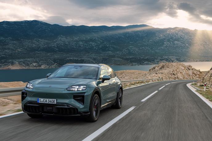 Porsche cayenne electric | Porsche je za fotografije novega cayenna izbral dobro znano cesto na hrvaškem otoku Pag. | Foto Porsche