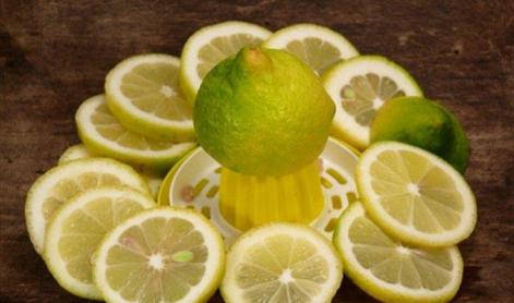 Minuta za zdravje: Z limoninim sokom nad nadležne mozolje