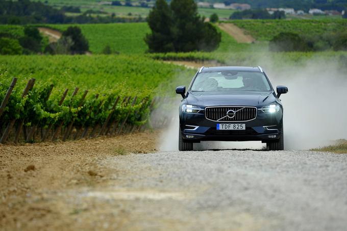 XC60 prihaja iz dežele štirikolesnega pogona. Njegov pogon AWD deluje povsem samodejno, ko je treba navor glede na dogajanje pod kolesi poslati tudi na zadnjo os. V težkih pogojih zavorni sistem ABS in sistem za nadzor zdrsa koles prevzameta vlogo elektronske diferencialne zapore in z blokiranjem kolesa, ki se vrti v prazno, navor usmerita na kolo, ki ima več oprijema. | Foto: Jure Gregorčič