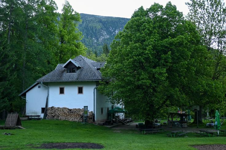 Pohod začnemo in končamo pri domu Pristava. | Foto: Matej Podgoršek