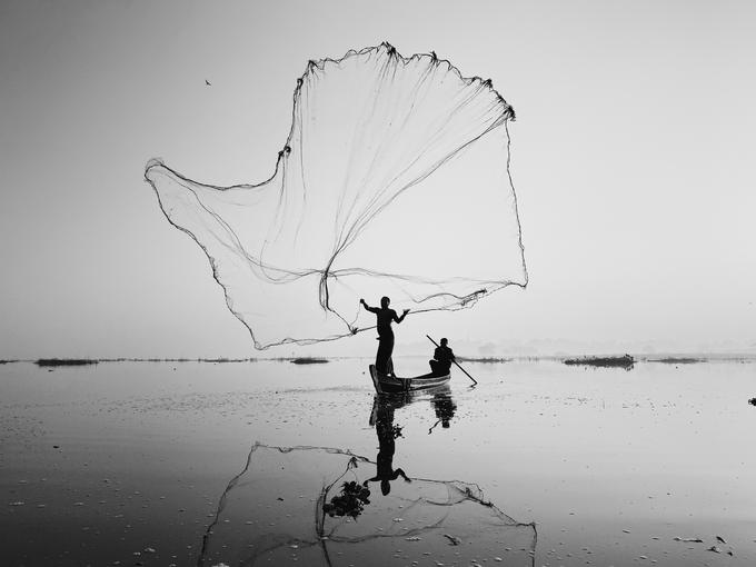 Fotografija, ki jo je zmagovalec posnel na jezeru Inle v Mjanmaru | Foto: Dan Liu/Mobile Photography Awards/Cover Images