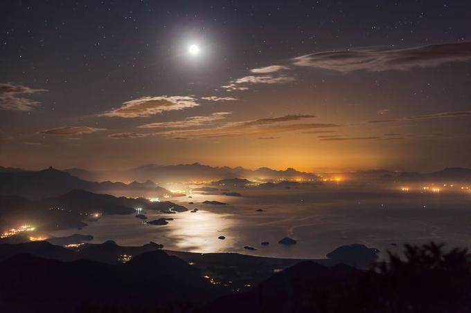 Zelo svetla Luna nad zalivom Paraty v Braziliji. Foto: Rafael Defavari. | Foto: 