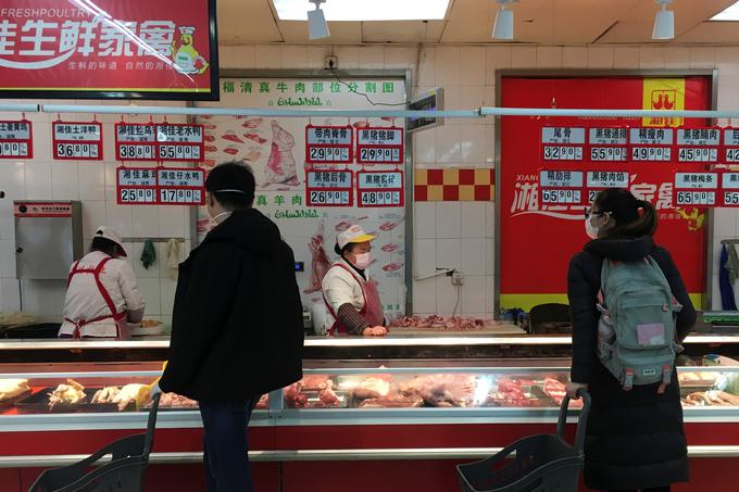 Virus je izbruhnil na tržnici, kjer se večinoma prodaja meso. | Foto: Reuters