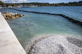 Plaža Portorož. Nasipavanje proda na obali morja.