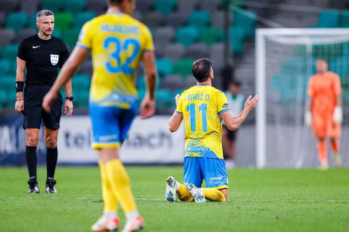 Olimpija Koper Deni Jurić | Deni Jurić je v sodnikovem podaljšku opazil, da stoji vratar Olimpije izven svojih vrat, nato je sledila nogometna poezija za največje sladokusce! | Foto Aleš Fevžer