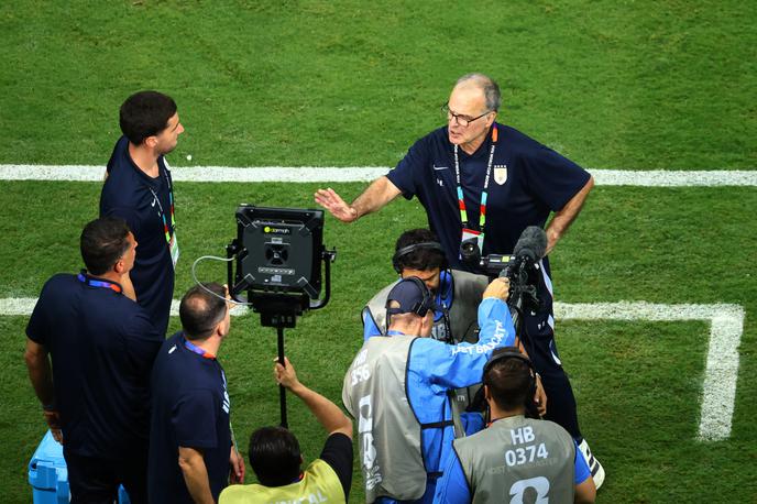 Urugvaj, Marcelo Bielsa | Marcelo Bielsa je takoj po porazu s Španijo, po katerem Urugvaj ni imel več možnosti napredovanja, povsem izgubil živce, pozneje pa krivdo za porazen mundial prevzel nase.  | Foto Reuters