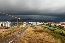 Črni oblaki tudi nad hrvaško Istro, udarilo že več kot pet tisoč strel