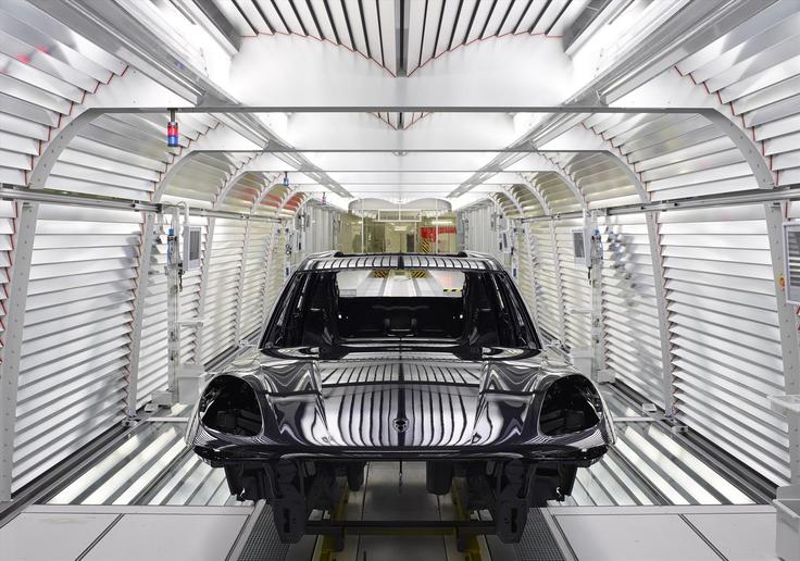 Na dan lahko v tovarni naredijo 300 najnovejših modelov macan. Na tej liniji sicer nastajajo vsi trije Porschejevi modeli z motorjem spredaj - macan, cayenne in panamera. Na dan lahko v tovarni naredijo 300 najnovejših modelov macan. Na tej liniji sicer nastajajo vsi trije Porschejevi modeli z motorjem spredaj - macan, cayenne in panamera.   | Foto: 