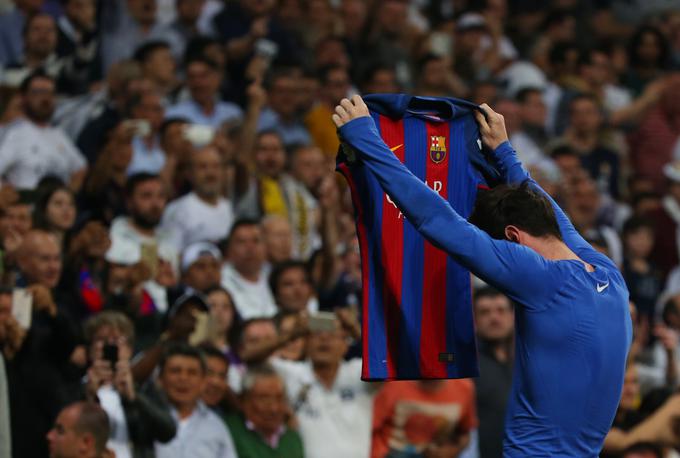 Slekel je dres in ga pokazal občinstvu v Madridu. | Foto: Reuters