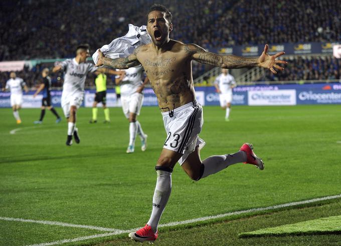 Dani Alves naj bi bil blizu selitve v Manchester City. | Foto: Reuters
