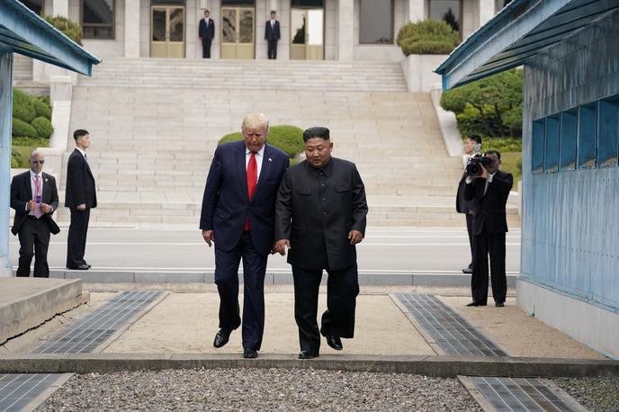 Trump in Kim Jong Un, Sevrna Koreja, 30.6.2019 | "Prestopiti to črto je velika čast, velik napredek je bil narejen, veliko prijateljstvo je bilo sklenjeno in to je še posebej veliko prijateljstvo," je ob srečanju povedal Donald Trump. | Foto Reuters