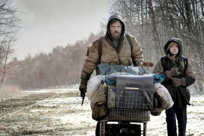 Viggo Mortensen in Kodi Smit-McPhee v filmu Cesta (The Road) | Foto: 