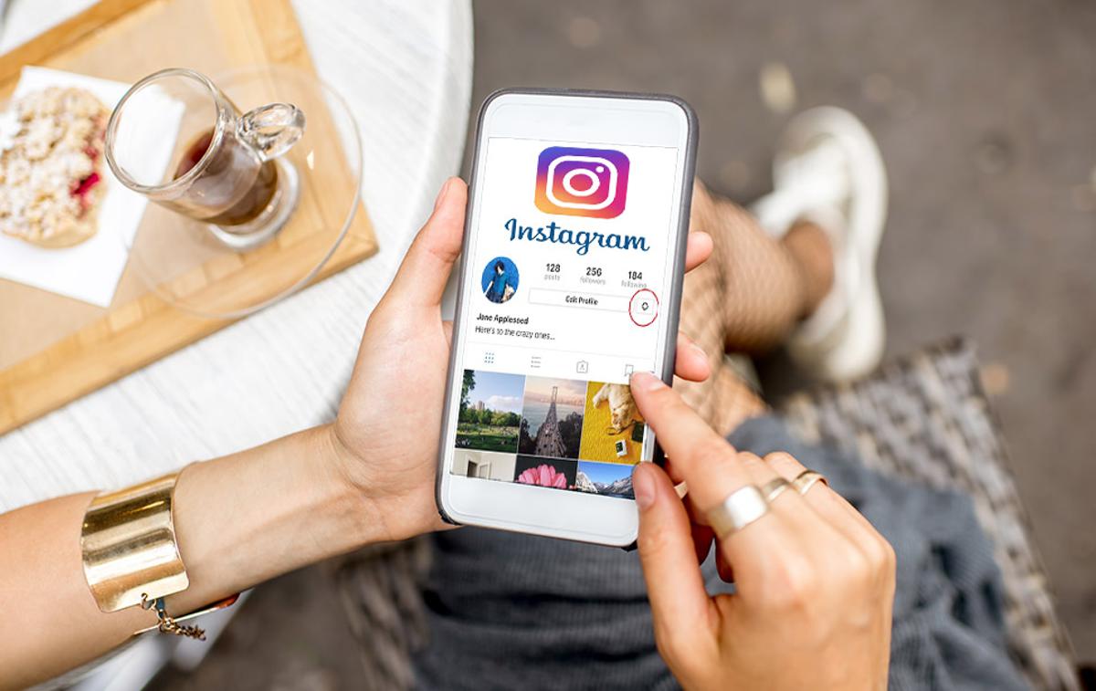 telefon, InstBranka | Nekateri uporabniki Instagrama kupujejo svoje sledilce, med njimi pa so tudi profili lažnih sledilcev. Skrbniki Instagrama so se odločili temu narediti konec. | Foto Thinkstock