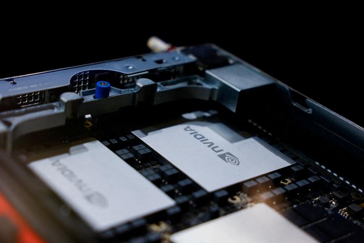Nvidia, ki je sprva zaslovela kot proizvajalec grafičnih kartic za poganjanje računalniških iger, je v zadnjih letih na krilih grafičnih procesorjev, ki so temelj za razvoj umetnointeligenčnih modelov, postala eno najvrednejših podjetij na svetu. Cena Nvidiine delnice se je v zadnjih petih letih povzpela za več kot 1.500 odstotkov. Z drugimi besedami – kdor bi pred petimi leti v delnice Nvidie vložil sto tisoč evrov, bi bil danes milijonar. | Foto: Reuters