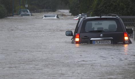 Posnetki sprožili val ogorčenja: po deročih rekah deskajo, veslajo in se kopajo #video