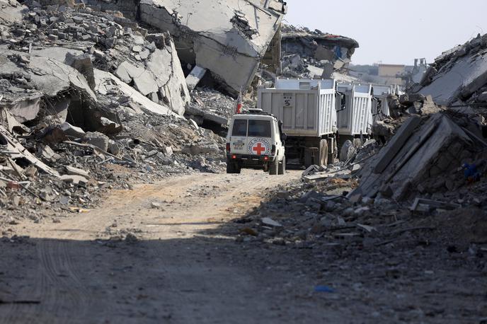 Gaza, Izrael, humanitarna pomoč, vojna, tanki | Po navedbah bolnišnice je to deseti sklop trupel, ki jih je vrnil Izrael. Skupno je ta od začetka premirja predal 285 trupel Palestincev, poroča francoska tiskovna agencija AFP. | Foto Reuters