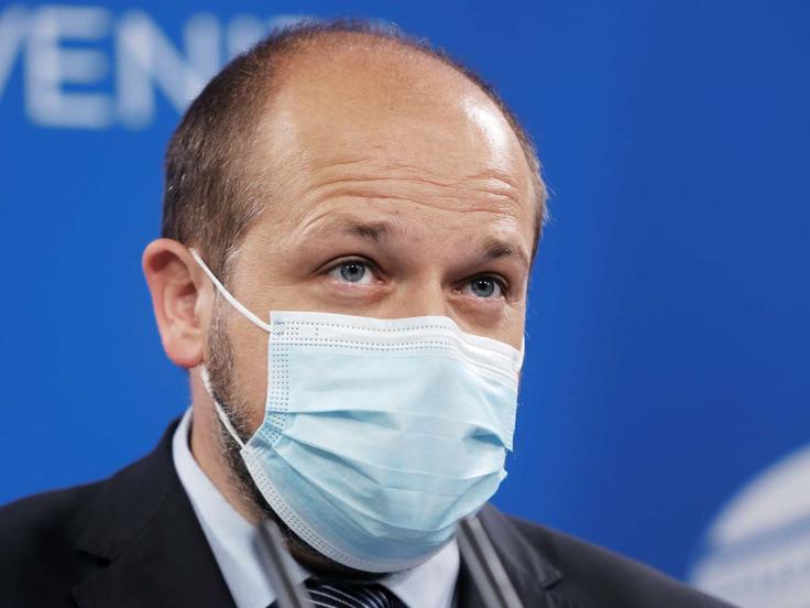 "Podatki in projekcije, kaj se bo dogajalo jeseni, nas močno skrbijo. Naš namen nikakor ni zastraševati, vendar pa bom z vami pošten in odkrit. Stanje v bolnišnicah se slabša. Ko gledamo projekcije Instituta Jožef Stefan in potek epidemije v Španiji ter na Portugalskem, je jasno, da bo val močan. Situacija je mnogo bolj resna, kot si upamo priznati," je dejal Poklukar. | Foto: STA ,