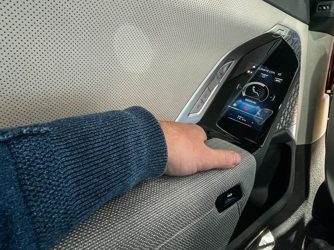 Z zaslonom na dotik vgrajenim v vrata (vsak potnik zadaj ima svoj zaslonček) potnik lahko upravlja klimatsko napravo ali upravlja s sistemom multimedije. | Foto: Gašper Pirman