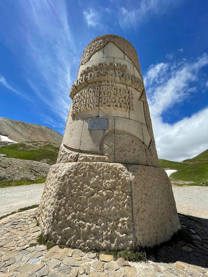 Spomenik Henriju Desgrangeju pod vrhom prelaza. Francoz je bil pobudnik Dirke po Franciji.  | Foto: Gregor Pavšič