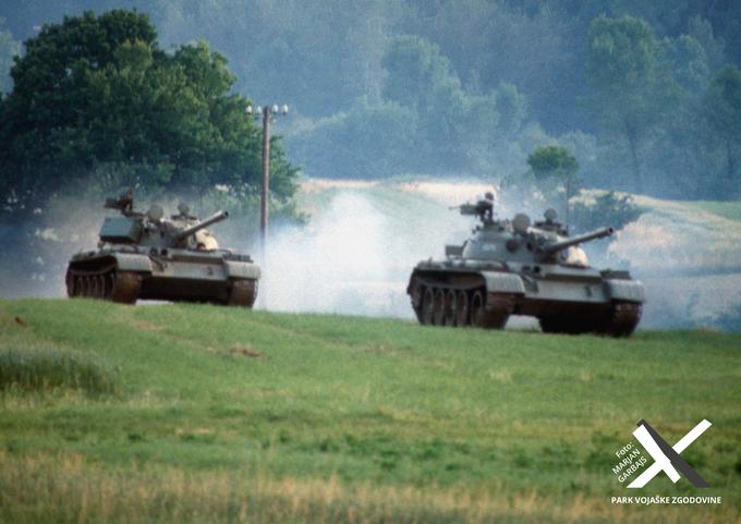 Tanki T-55 ob letališču v Rakitniku pri Postojni 3. julija 1991. | Foto: Park vojaške zgodovine