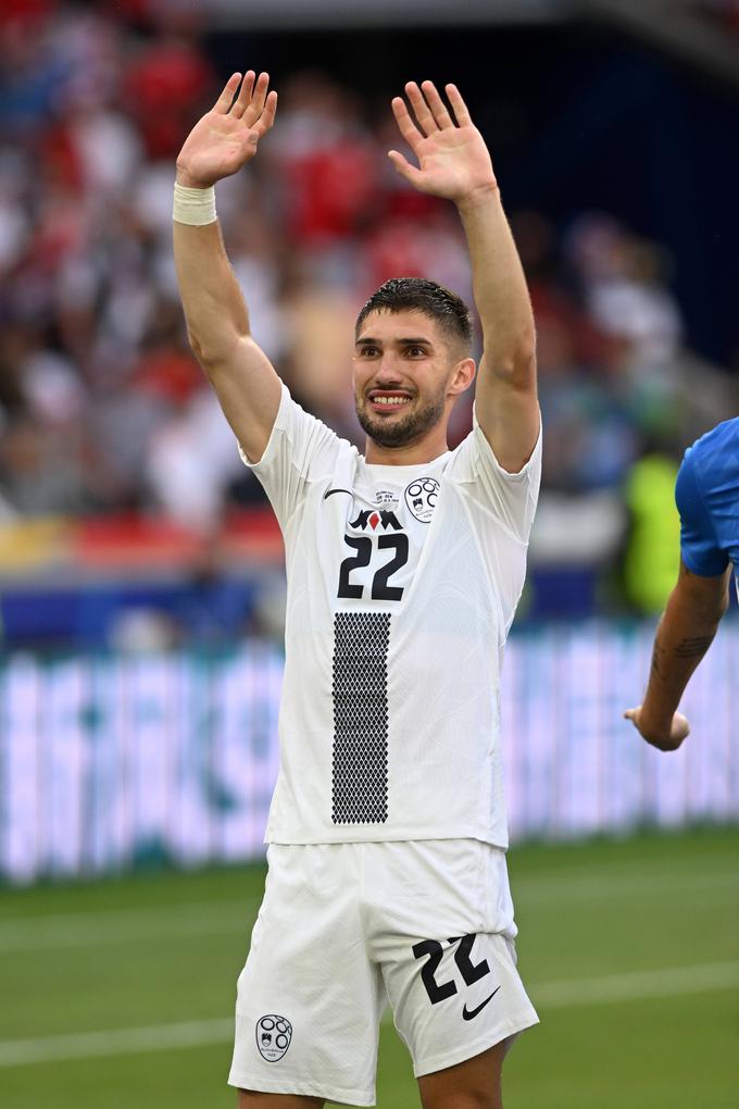 Tako je eden izmed treh slovenskih legionarjev pri grškem velikanu Panathinaikosu, s katerim je letos osvojil pokal, po remiju z Dansko pozdravljal navijače. | Foto: Guliverimage