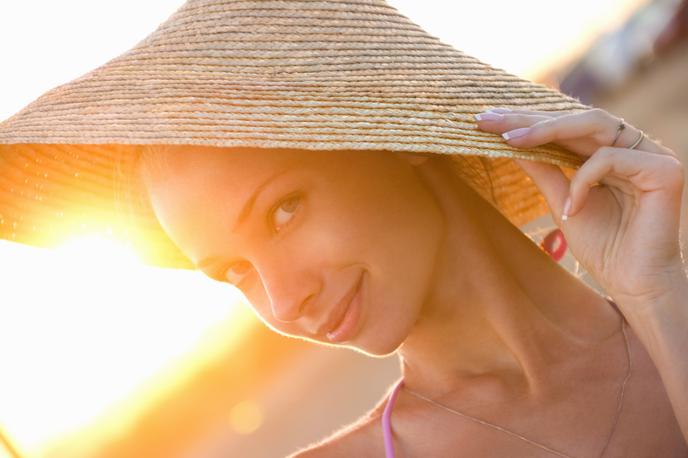 sonce plaža ženska poletje | Konec tedna bo pretežno jasen, še nekoliko se bo otoplilo. | Foto Thinkstock