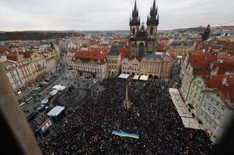 Na Češkem in Slovaškem ob obletnici žametne revolucije protesti #video