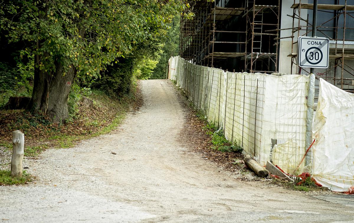 Krajinski park Tivoli, Podrožniška pot | Po tej gozdni poti večkrat vozijo turisti in taksisti, pravijo bližnji stanovalci. | Foto Ana Kovač