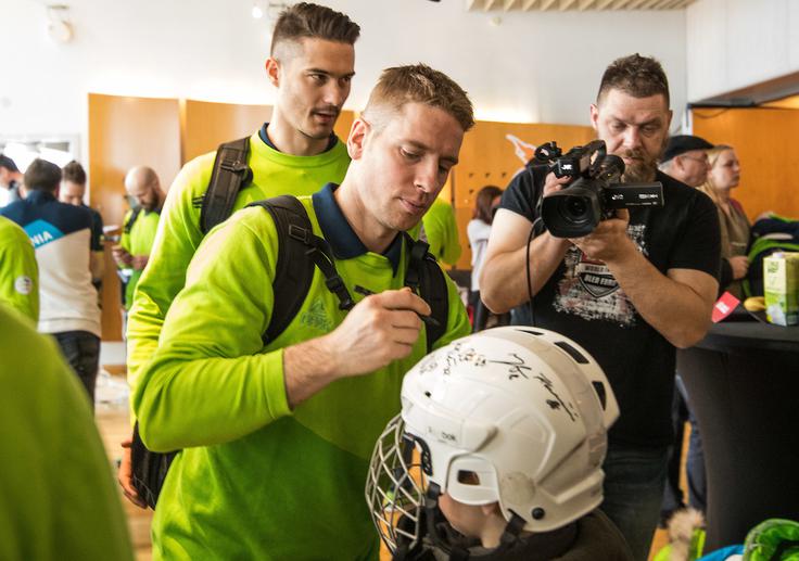 Aleš Mušič, ki si letos prvič kruh služi v tujini (na Madžarskem), si je vzel čas tudi za avtogram. | Foto: Morgan Kristan / Sportida